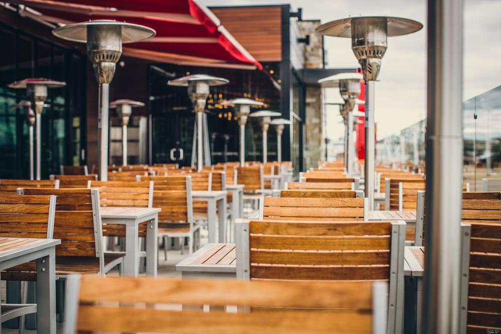 Otl Gouverneur Chicoutimi Εξωτερικό φωτογραφία Patio heaters at a restaurant