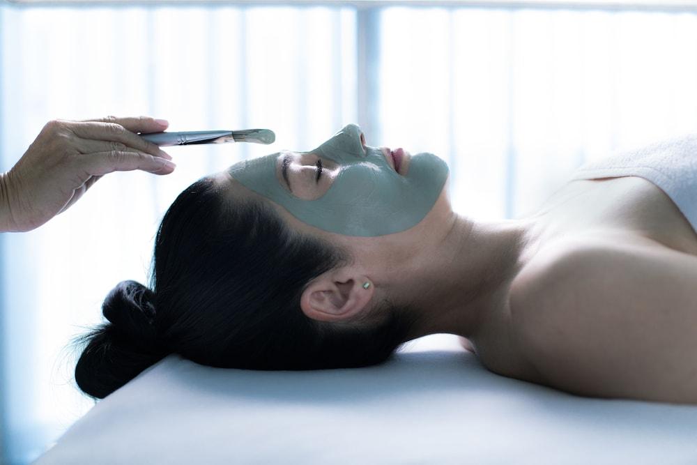 Otl Gouverneur Chicoutimi Εξωτερικό φωτογραφία A woman with a facial mask
