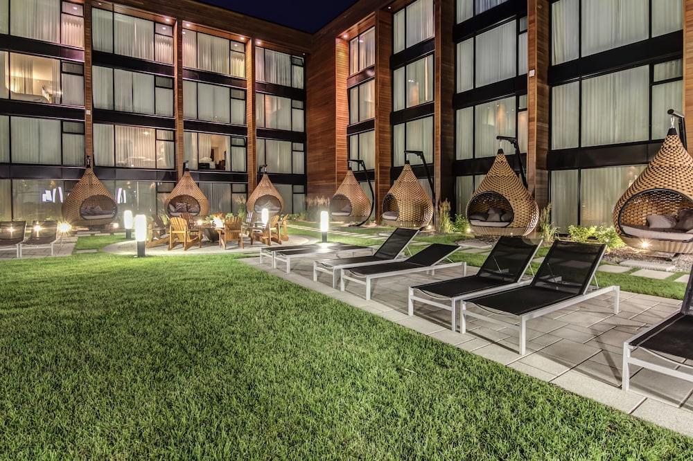 Otl Gouverneur Chicoutimi Εξωτερικό φωτογραφία The hotel's courtyard