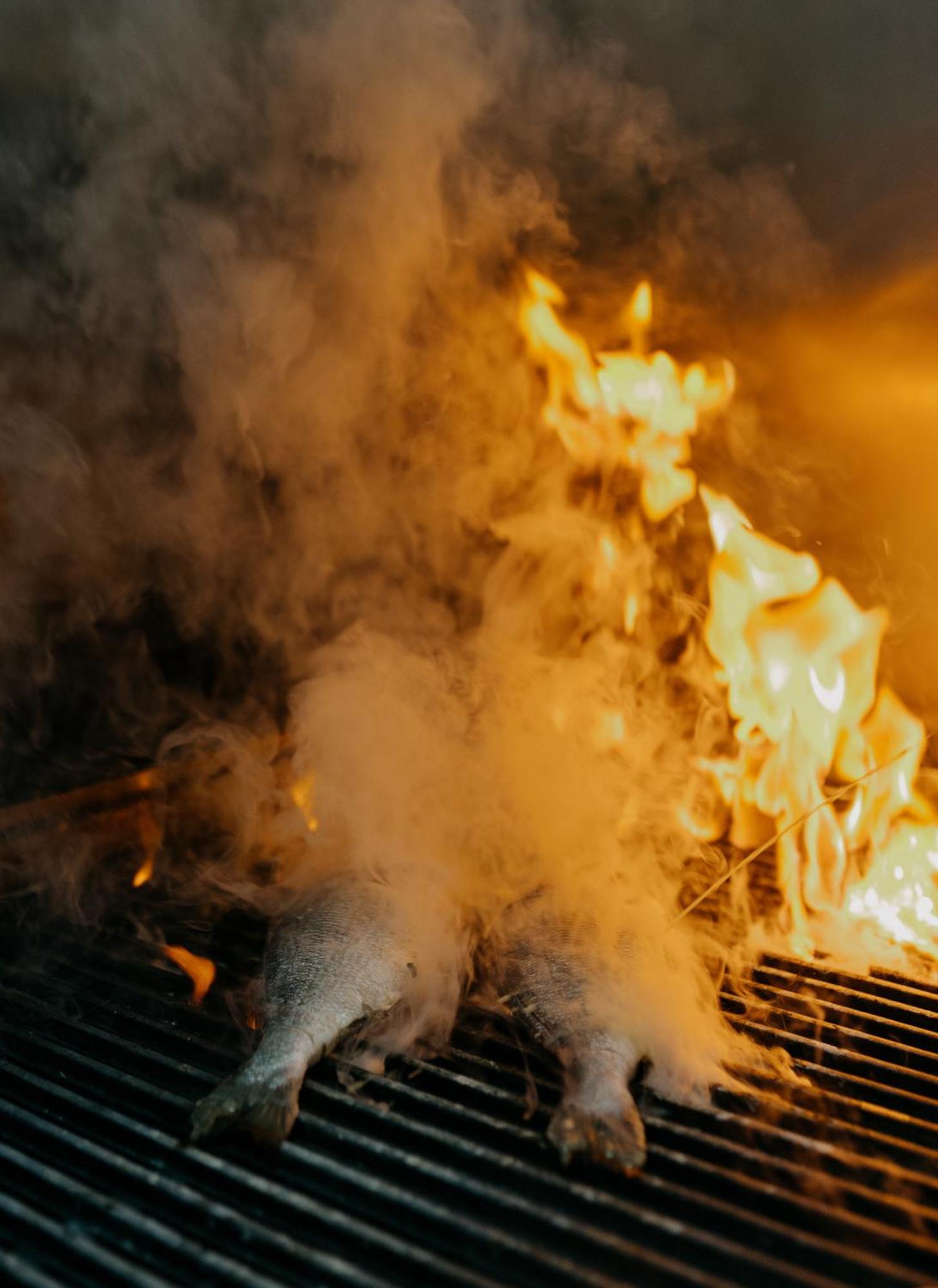 Otl Gouverneur Chicoutimi Εξωτερικό φωτογραφία A fire in progress