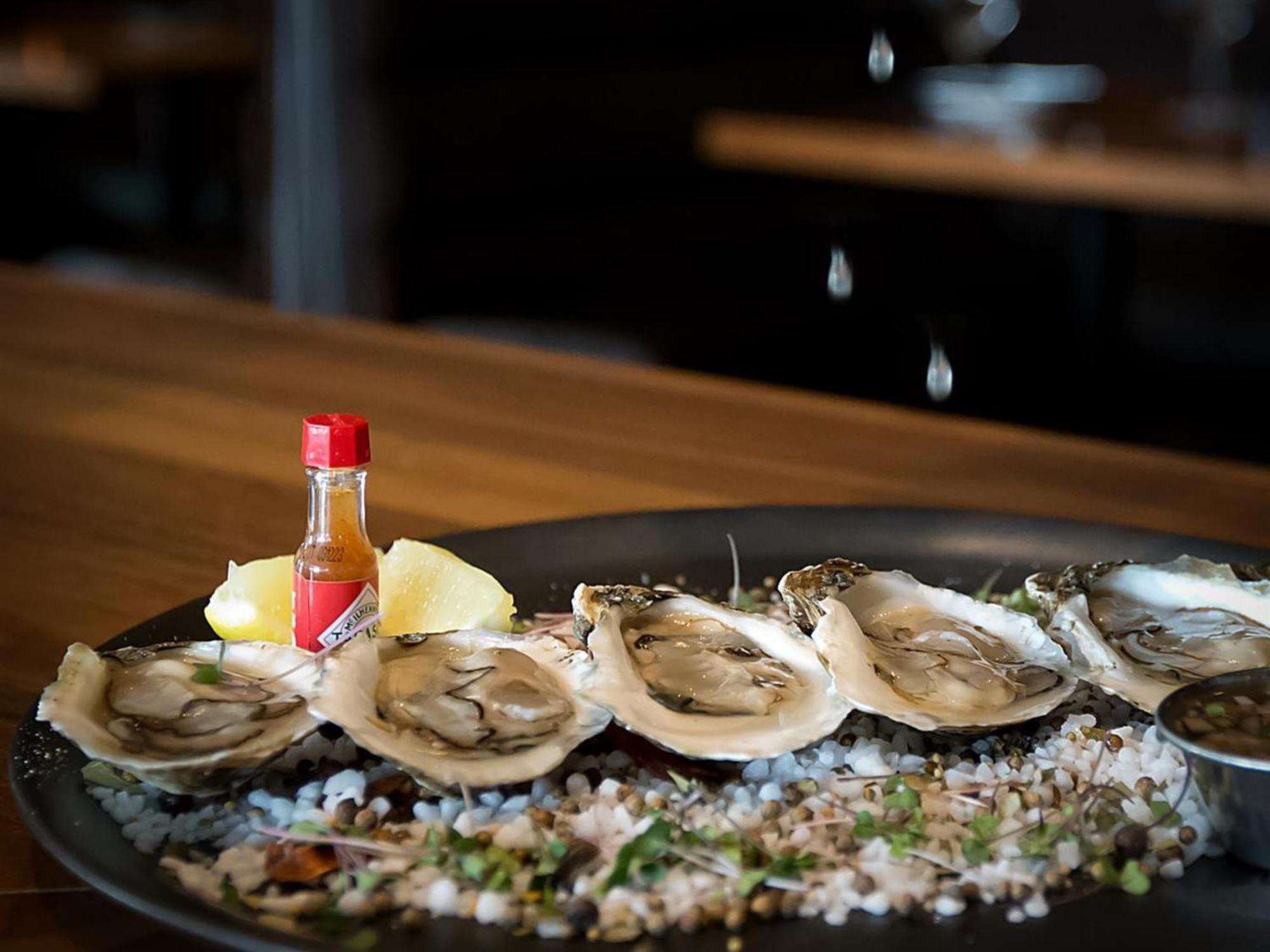 Otl Gouverneur Chicoutimi Εξωτερικό φωτογραφία Oysters on the half shell