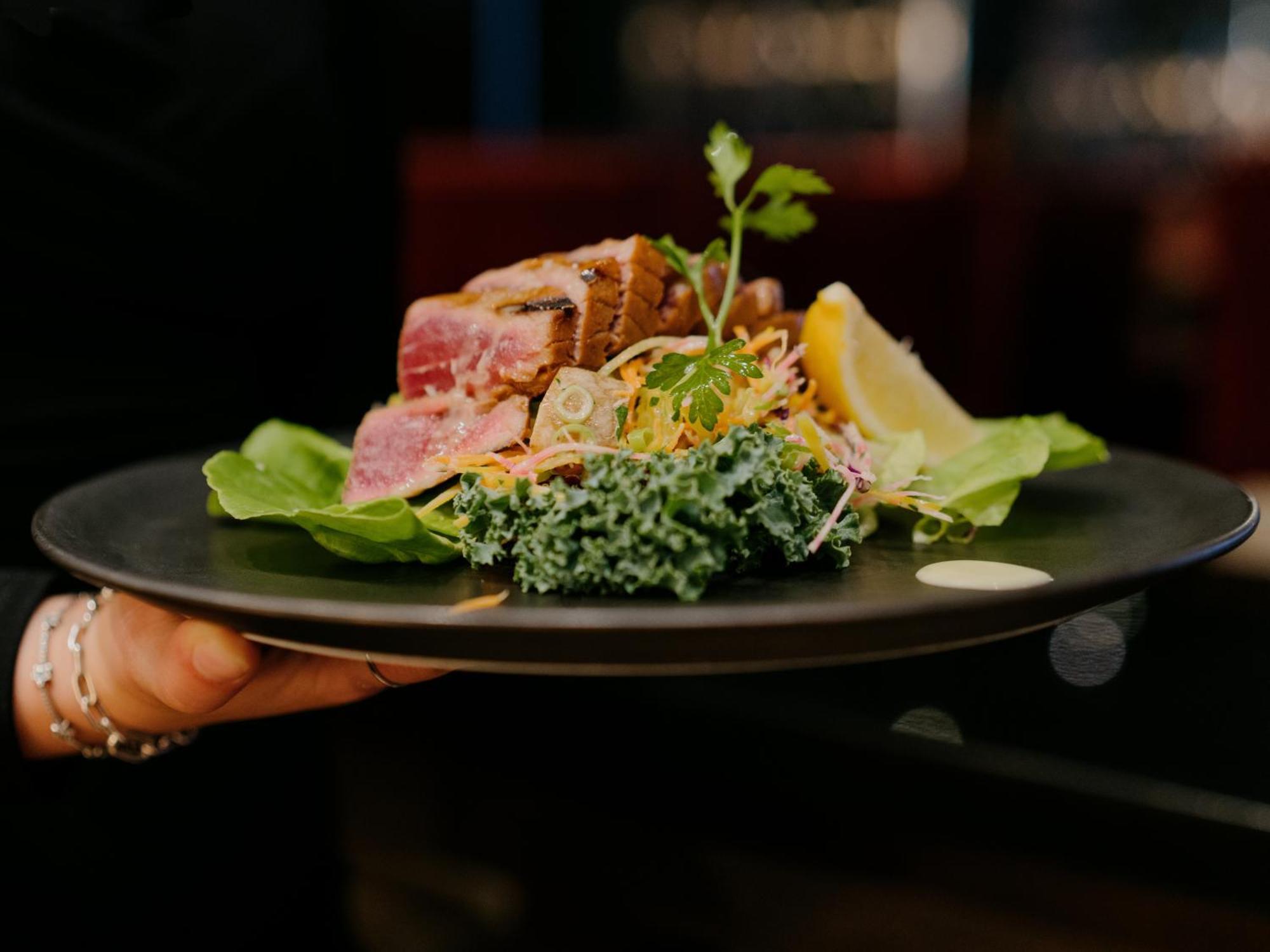 Otl Gouverneur Chicoutimi Εξωτερικό φωτογραφία A salad