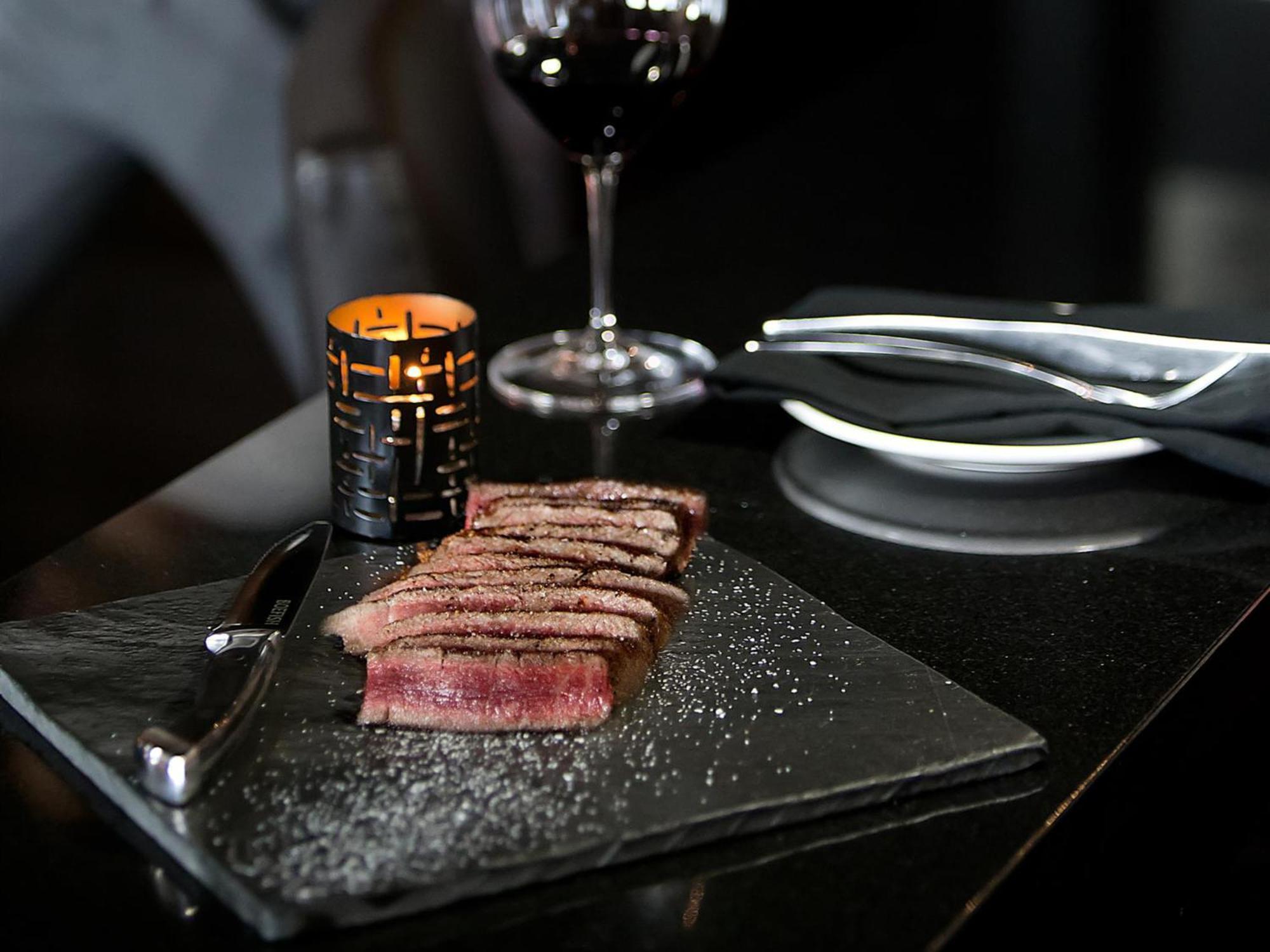 Otl Gouverneur Chicoutimi Εξωτερικό φωτογραφία A steak at the restaurant