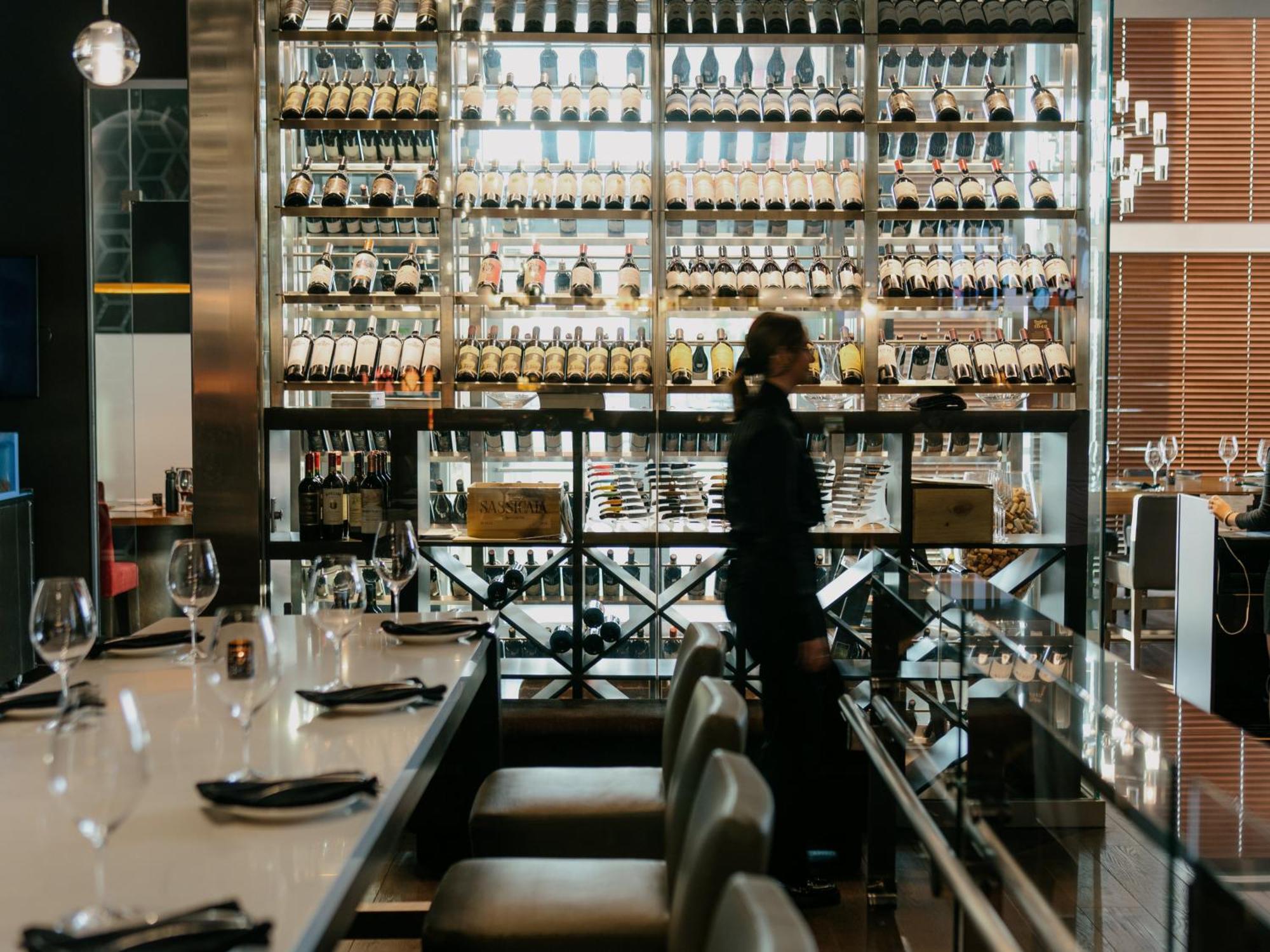 Otl Gouverneur Chicoutimi Εξωτερικό φωτογραφία Wine bar in Tokyo