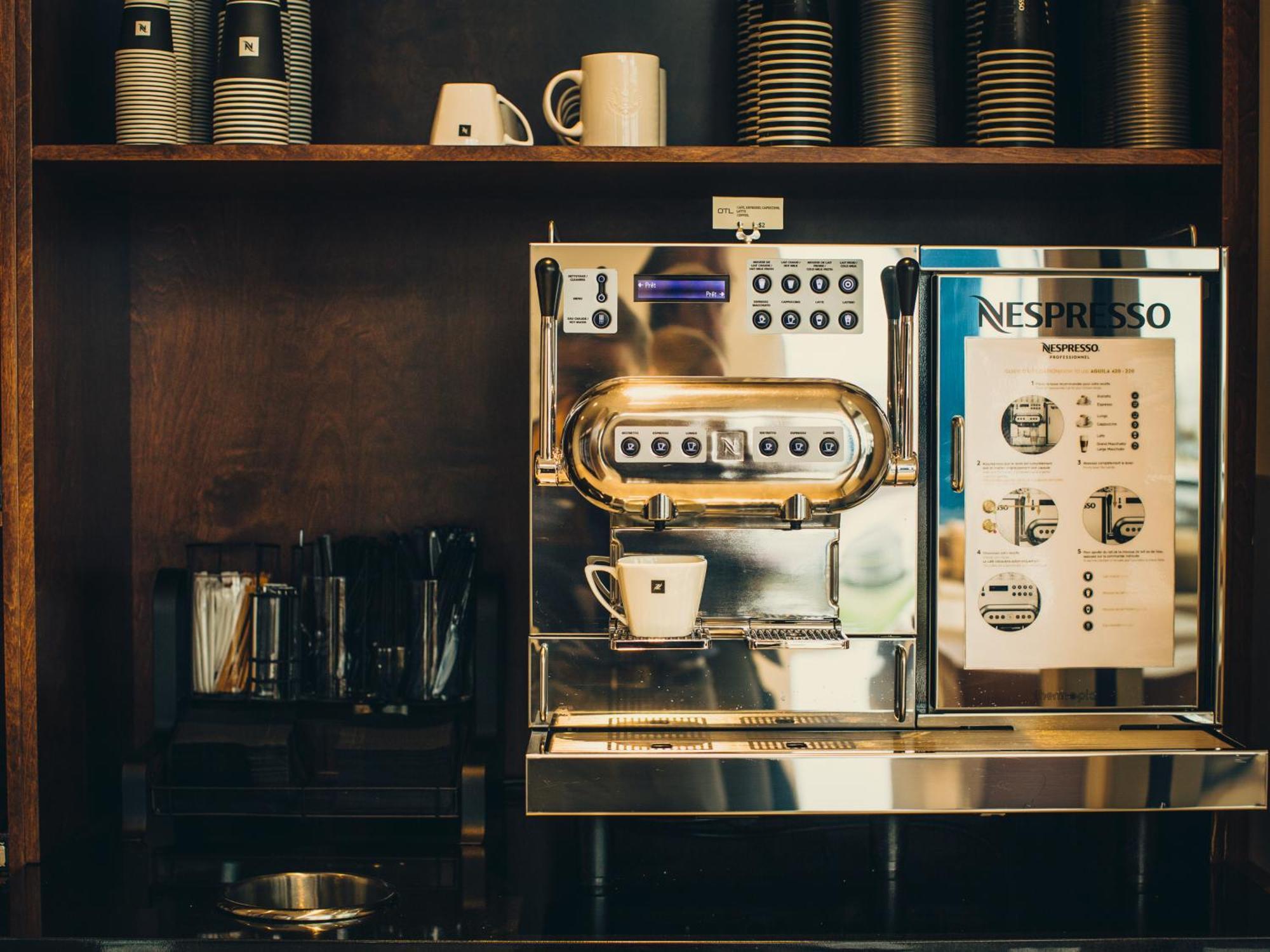 Otl Gouverneur Chicoutimi Εξωτερικό φωτογραφία A Nespresso machine
