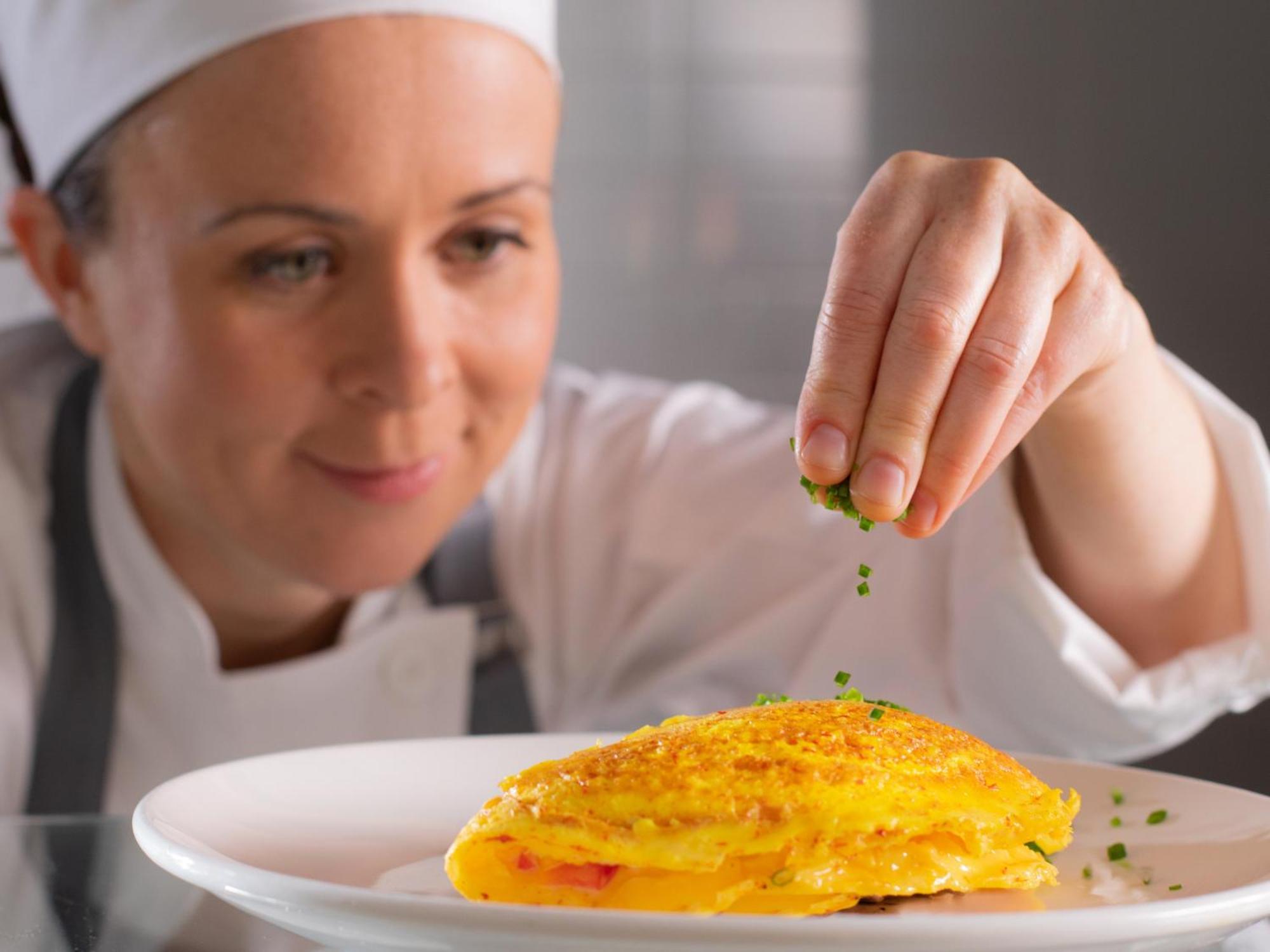 Otl Gouverneur Chicoutimi Εξωτερικό φωτογραφία A chef seasoning a dish