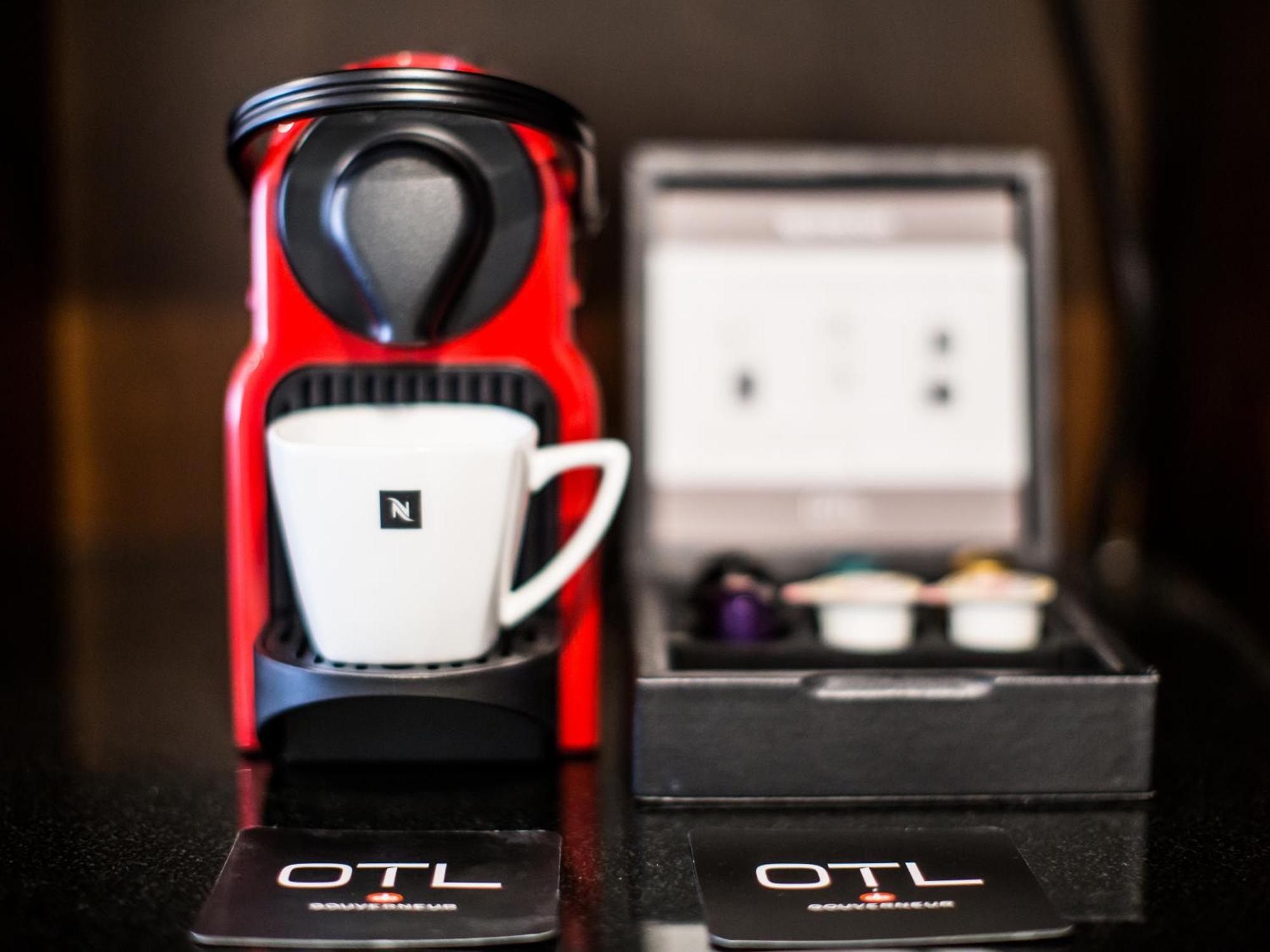 Otl Gouverneur Chicoutimi Εξωτερικό φωτογραφία A Nespresso Inissia coffee machine