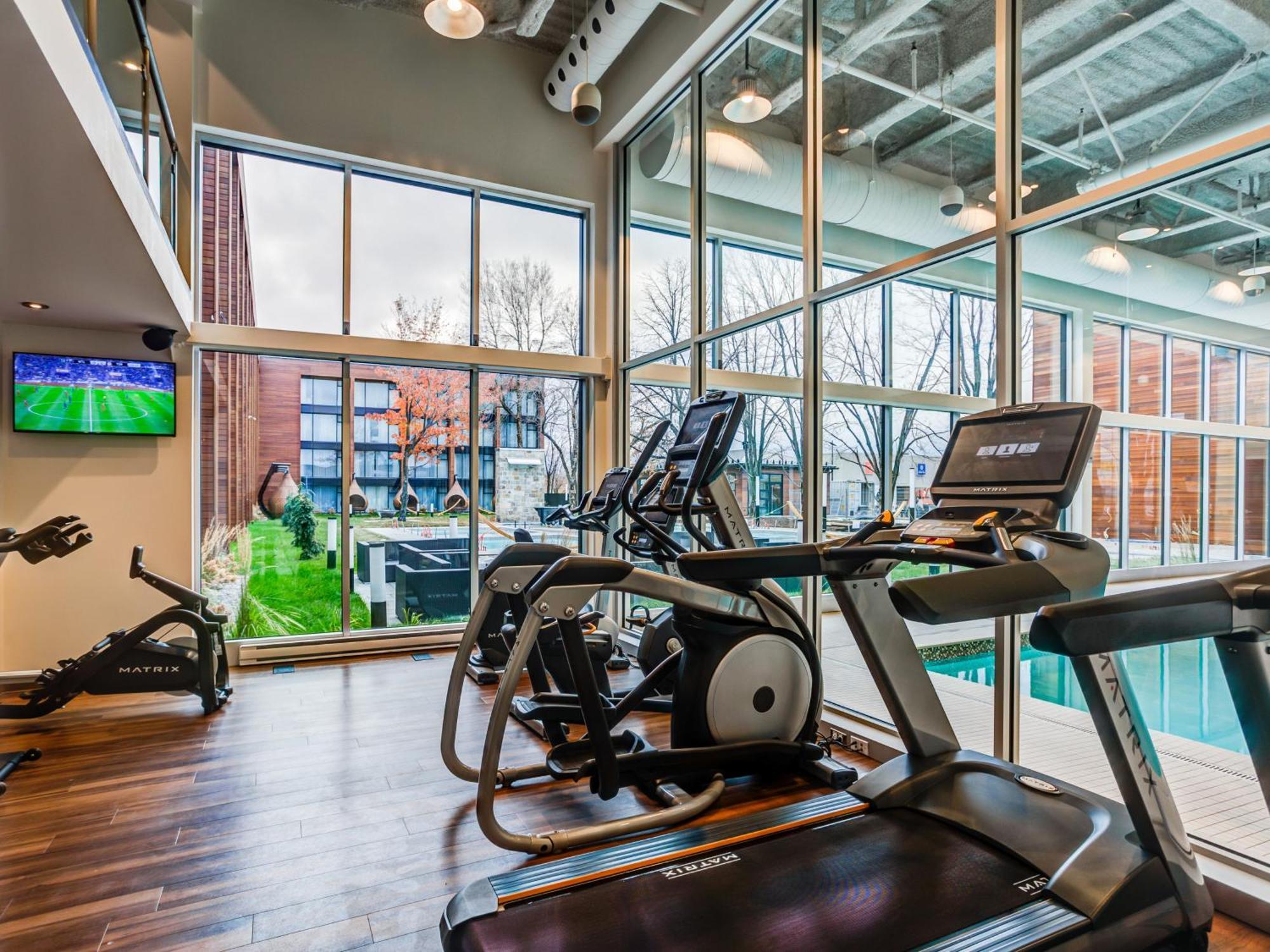 Otl Gouverneur Chicoutimi Εξωτερικό φωτογραφία The Fitness Center at the River Campus