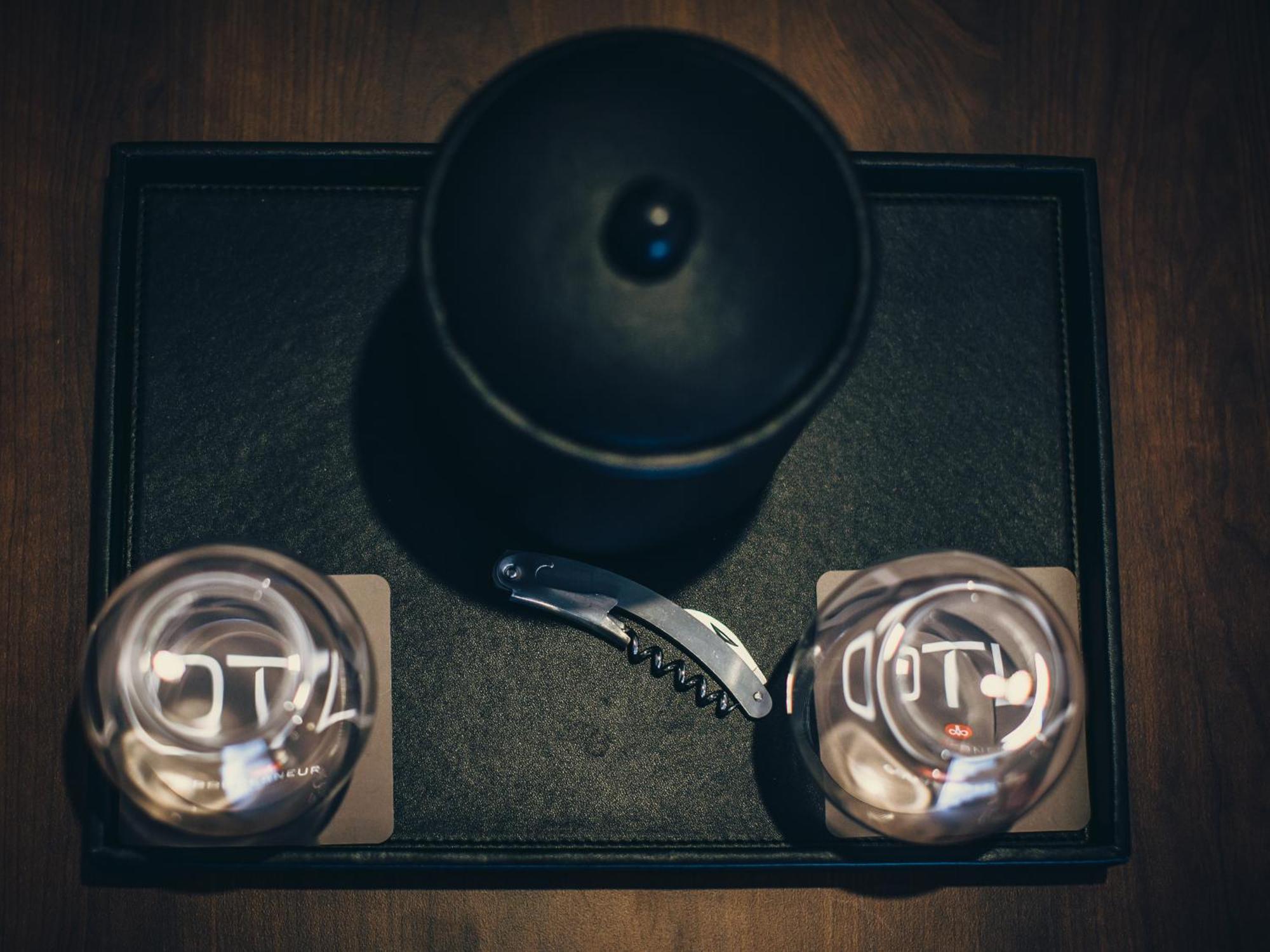 Otl Gouverneur Chicoutimi Εξωτερικό φωτογραφία A bellboy's bell