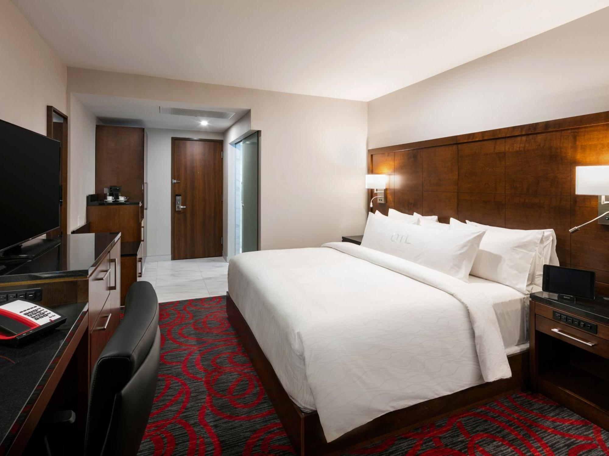 Otl Gouverneur Chicoutimi Εξωτερικό φωτογραφία A guest room at the hotel