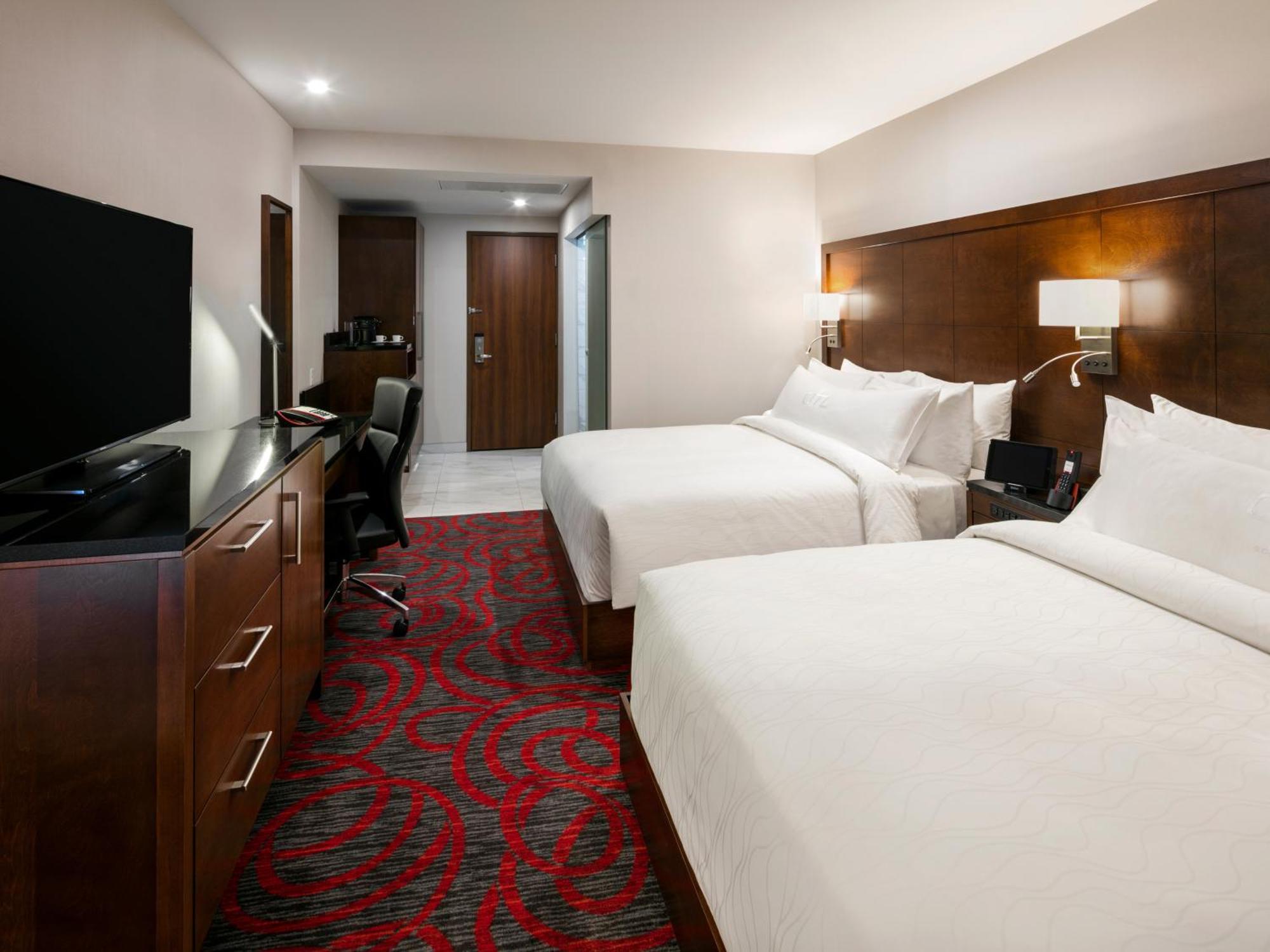 Otl Gouverneur Chicoutimi Εξωτερικό φωτογραφία A guest room at the Hilton Garden Inn in San Francisco