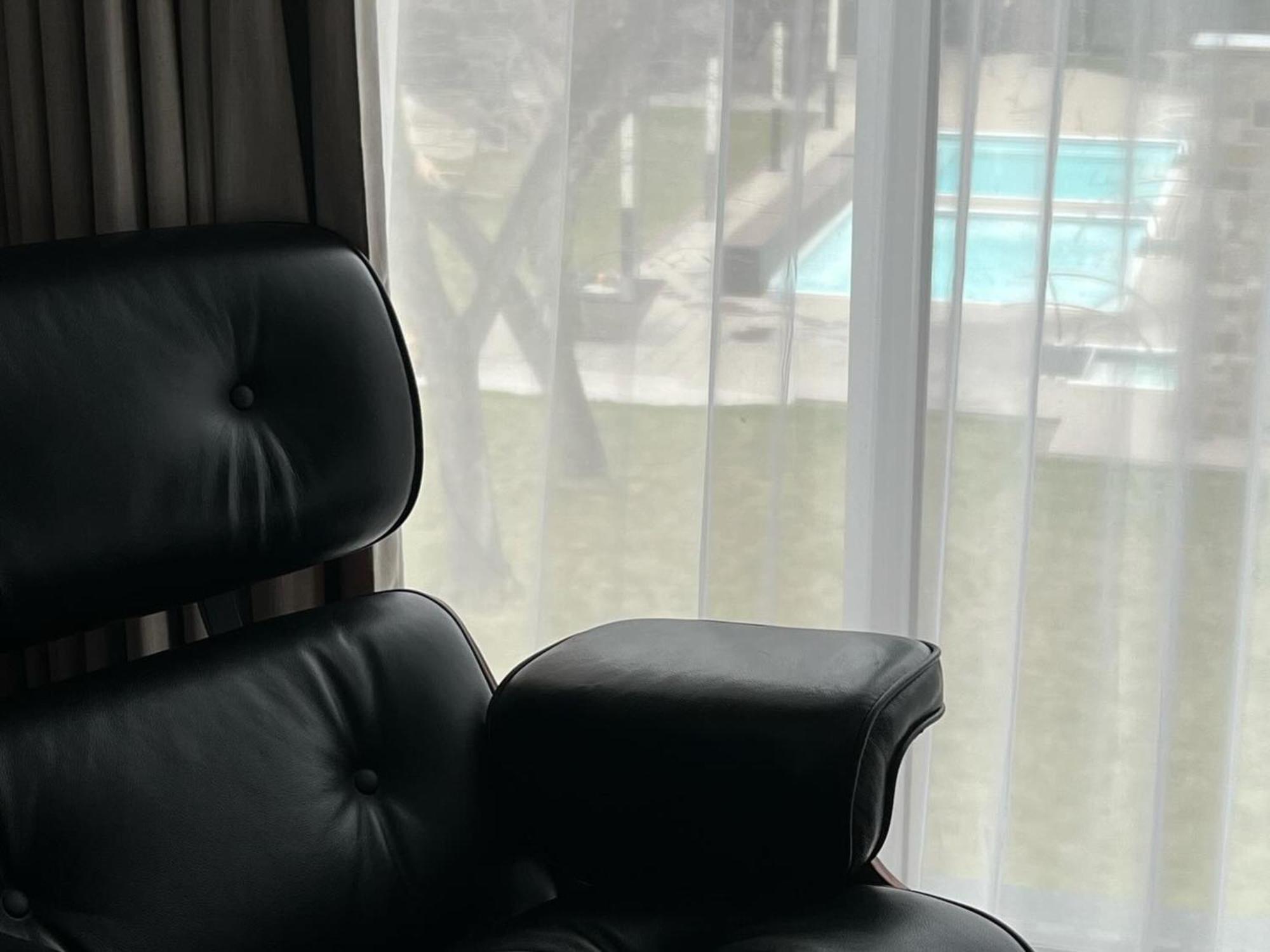 Otl Gouverneur Chicoutimi Εξωτερικό φωτογραφία A view of the pool from the lobby