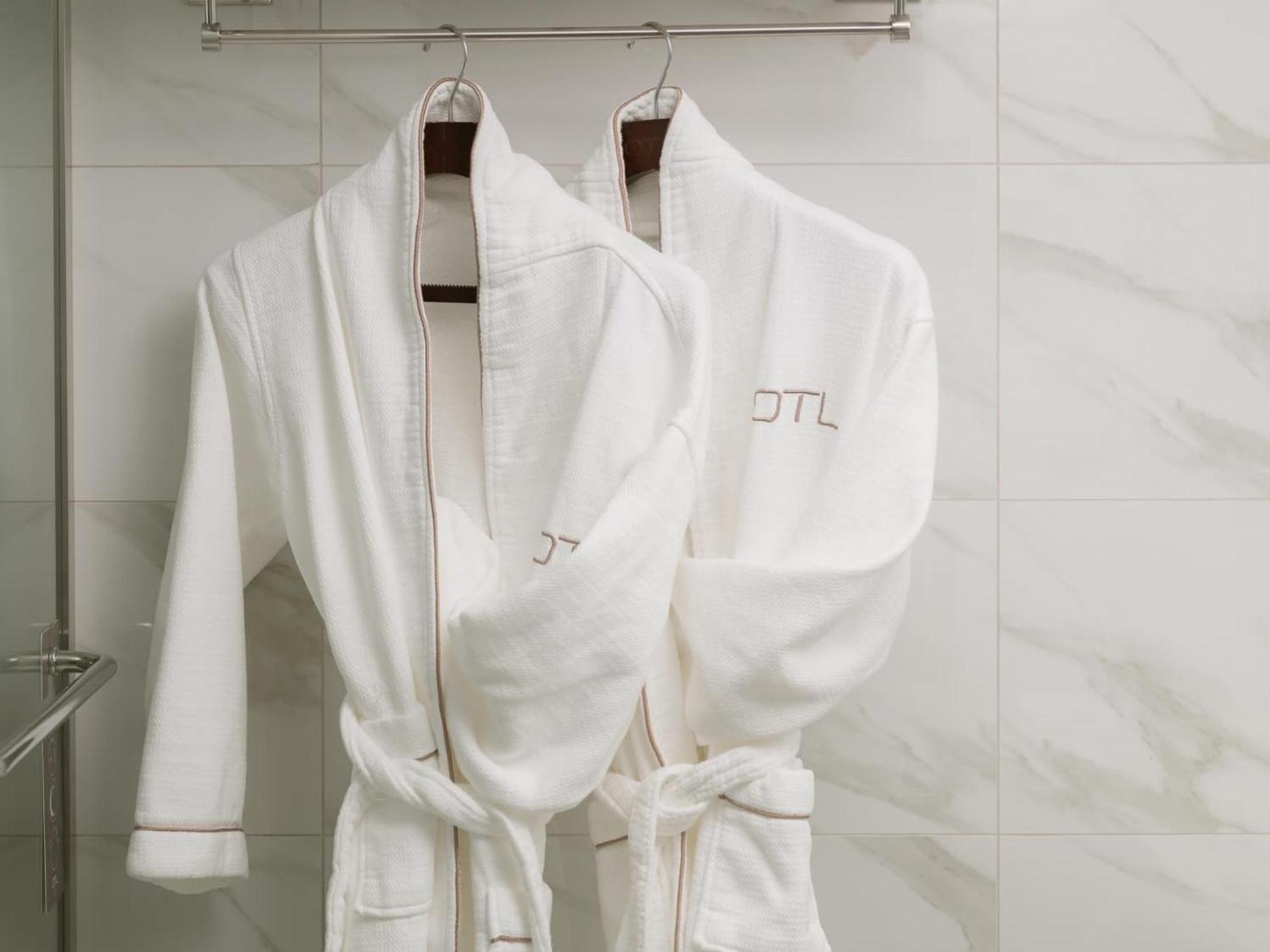 Otl Gouverneur Chicoutimi Εξωτερικό φωτογραφία Bathrobes