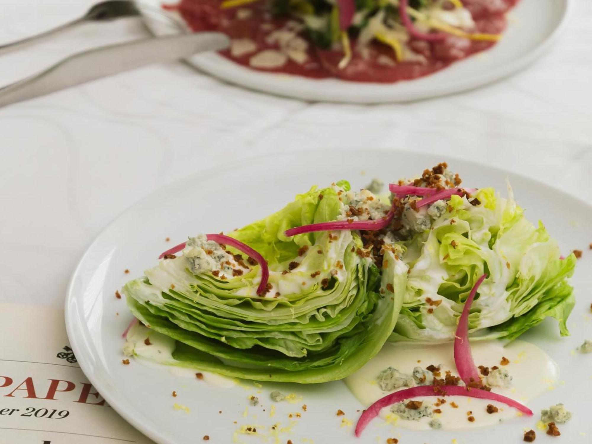 Otl Gouverneur Chicoutimi Εξωτερικό φωτογραφία A wedge salad