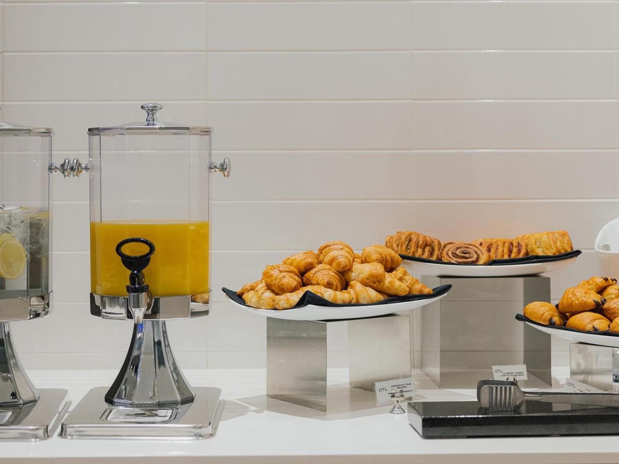 Otl Gouverneur Chicoutimi Εξωτερικό φωτογραφία A buffet at a hotel