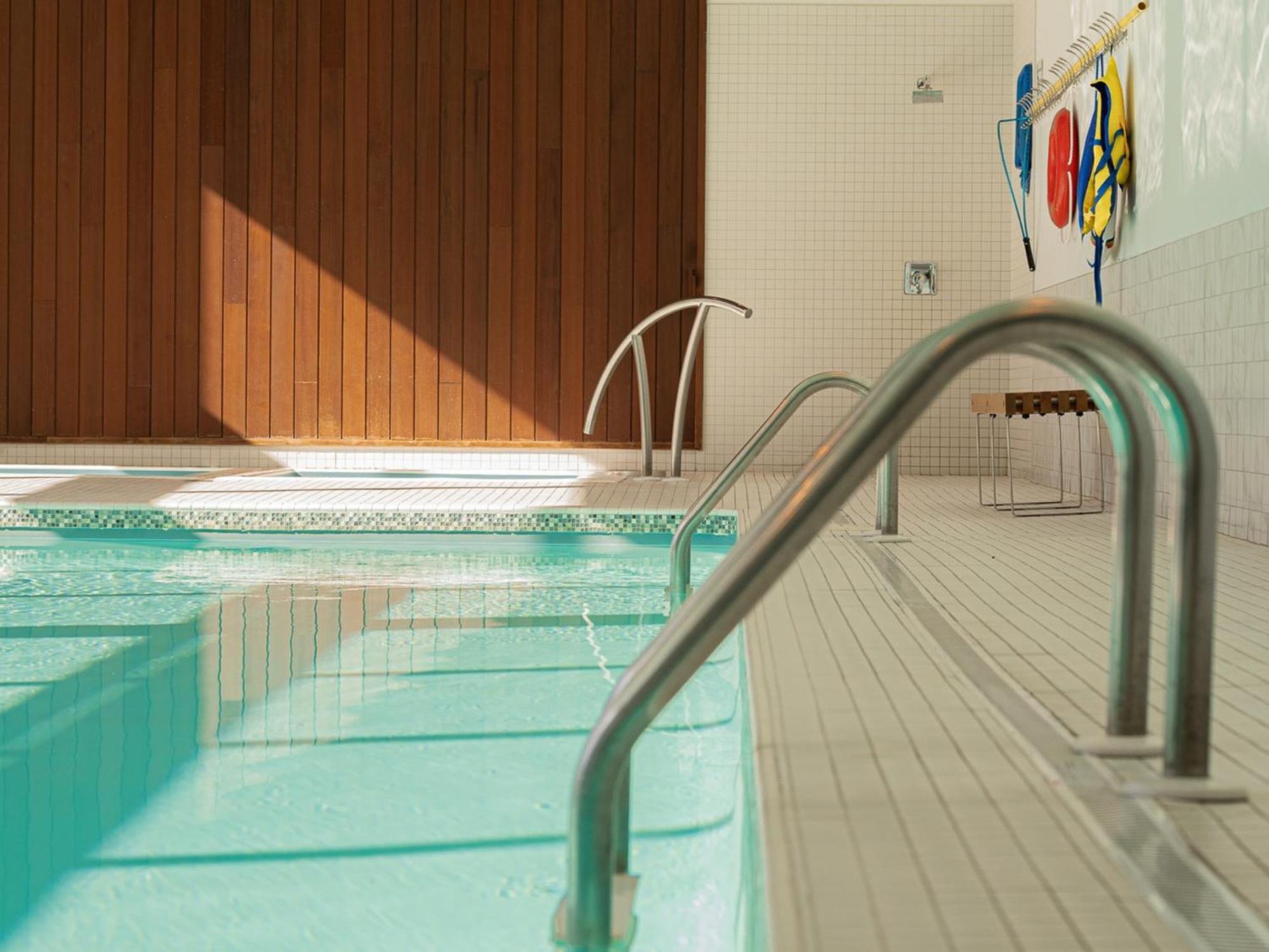 Otl Gouverneur Chicoutimi Εξωτερικό φωτογραφία The swimming pool at the hotel