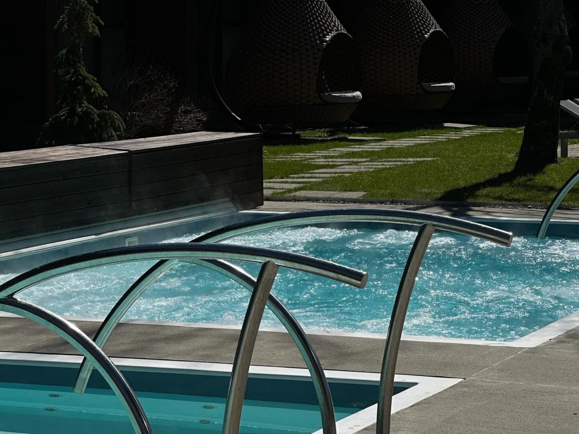 Otl Gouverneur Chicoutimi Εξωτερικό φωτογραφία A pool enclosure