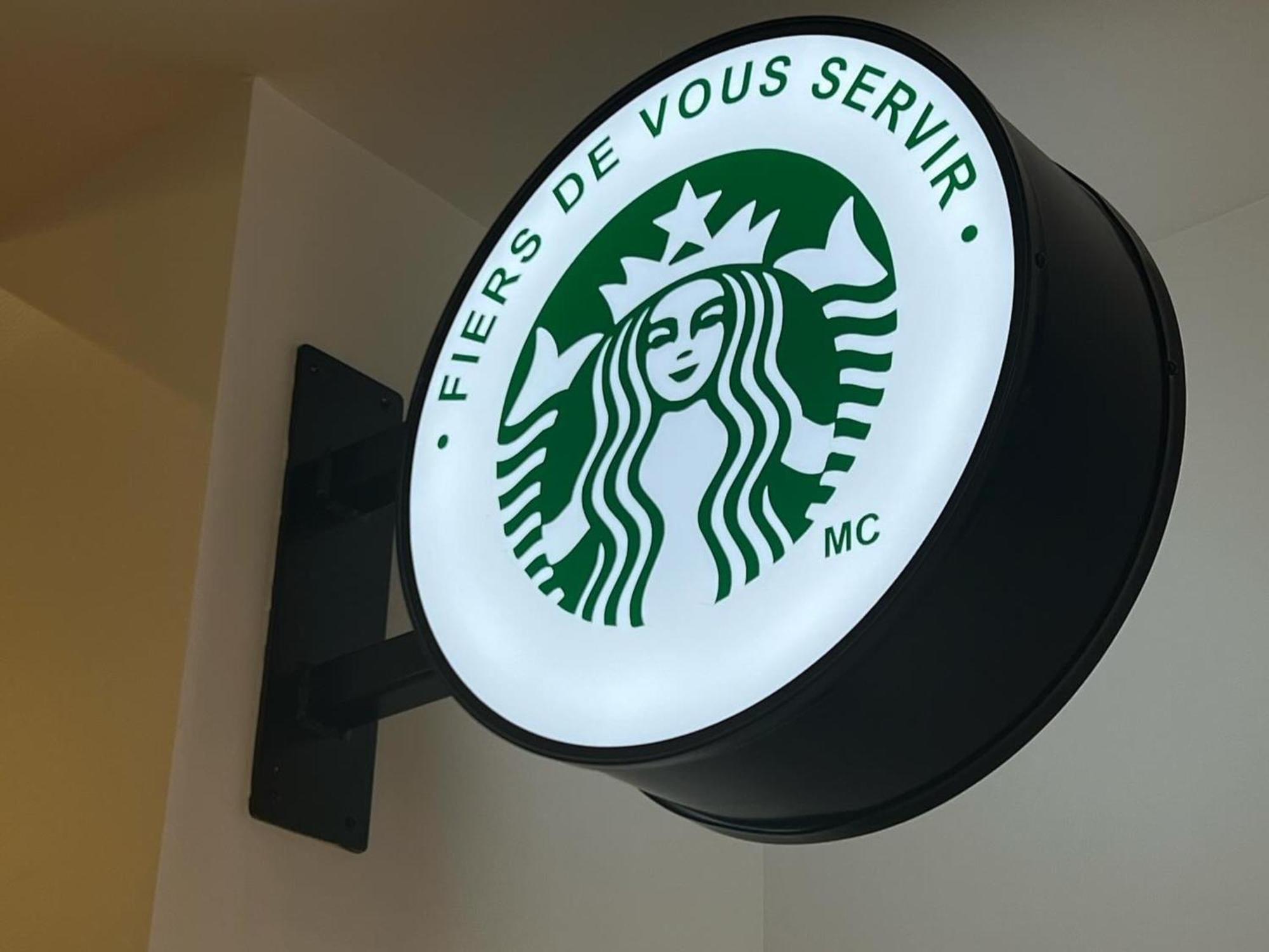 Otl Gouverneur Chicoutimi Εξωτερικό φωτογραφία Starbucks in Paris