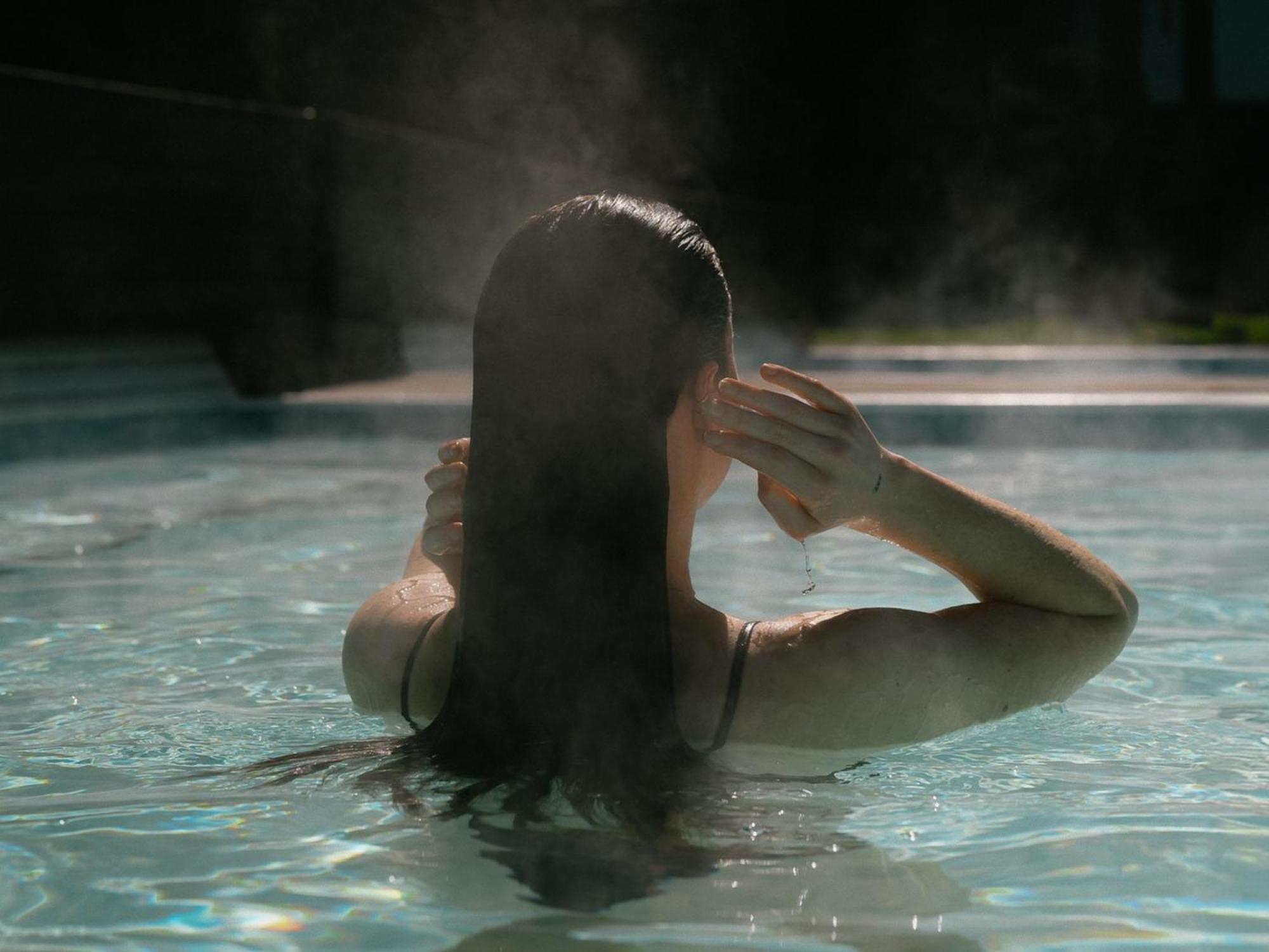 Otl Gouverneur Chicoutimi Εξωτερικό φωτογραφία A woman bathing in a hot spring